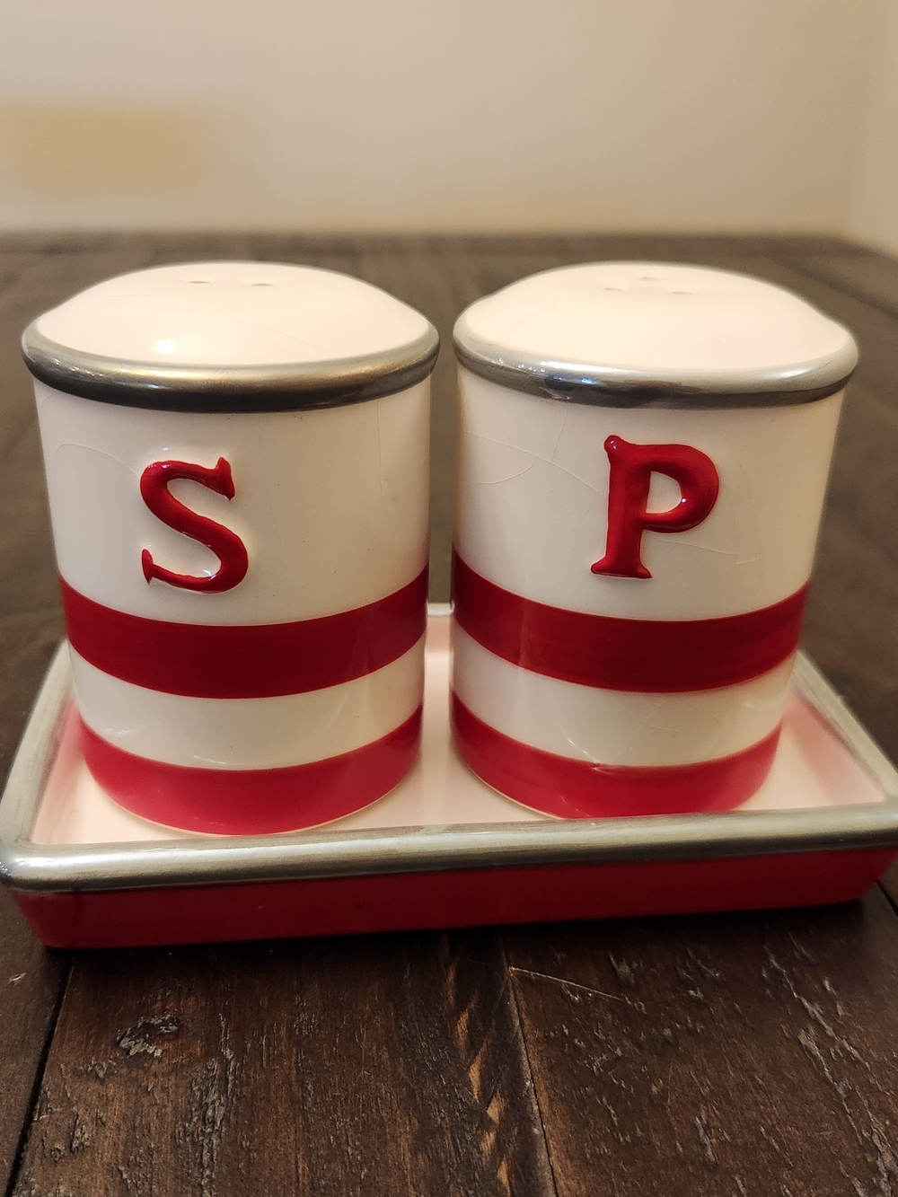 Cracker Barrel American Heritage Earthenware S & P Shakers with Tray